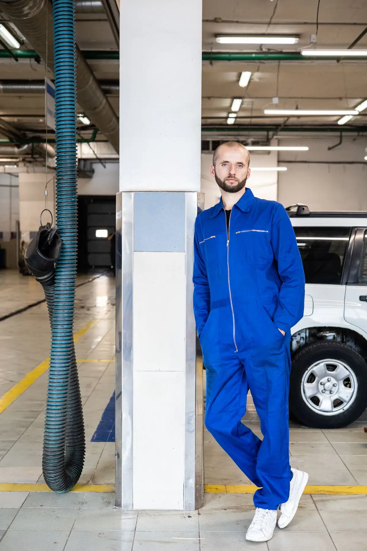 Camisas y pantalones de trabajo de grafa prolijamente doblados